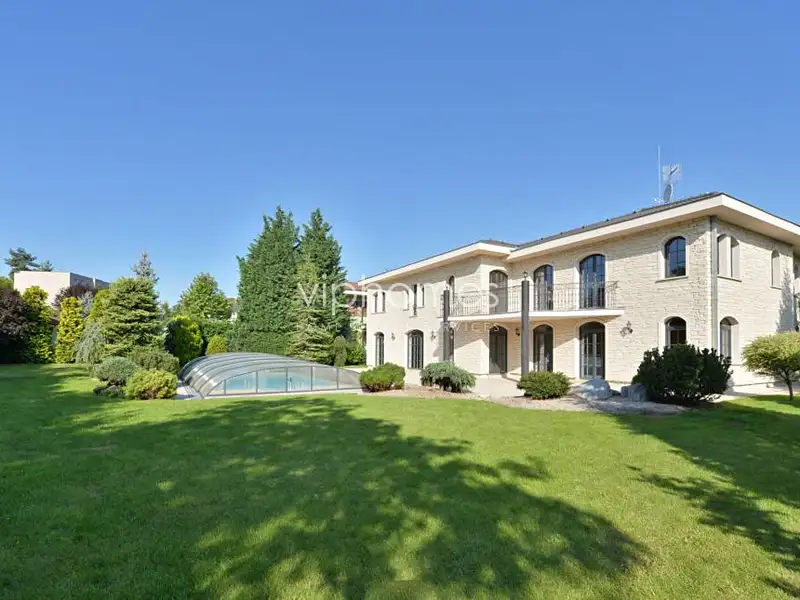 Pronájem vily 400 m², pozemek 1213 m²